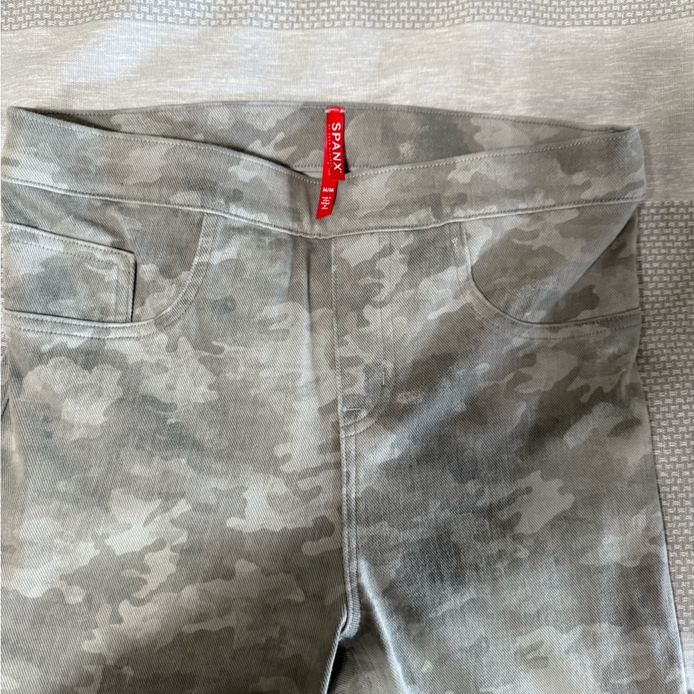 Spanx Women’s Camo jeanish jeggings sz M